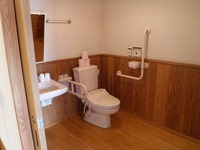 Medium_091バリアフリールーム内トイレ入口より望む