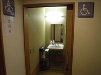 Medium_034身障用トイレ入口閉