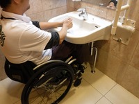 Medium_064.ホテルロビー男性用及び多目的トイレ内洗面台