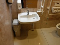 Medium_066.ホテルロビー男性用及び多目的トイレ内洗面台