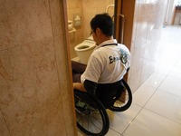Medium_063.ホテルロビー男性用及び多目的トイレ入口