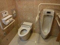 Medium_067.ホテルロビー男性用及び多目的トイレ内全景