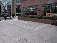 Medium_081.ホテル正面入口横車いす駐車場