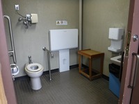 Medium_15.出入口右側多目的トイレ全景