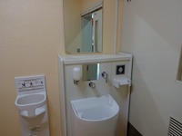 Medium_031ターミナル身障者対応トイレオストメイトとチャイルドシート
