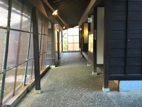 Medium_商家の館（総合売店）近くの多目的トイレ入口