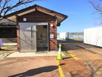 Medium_カヌー競技場多目的トイレ②入口